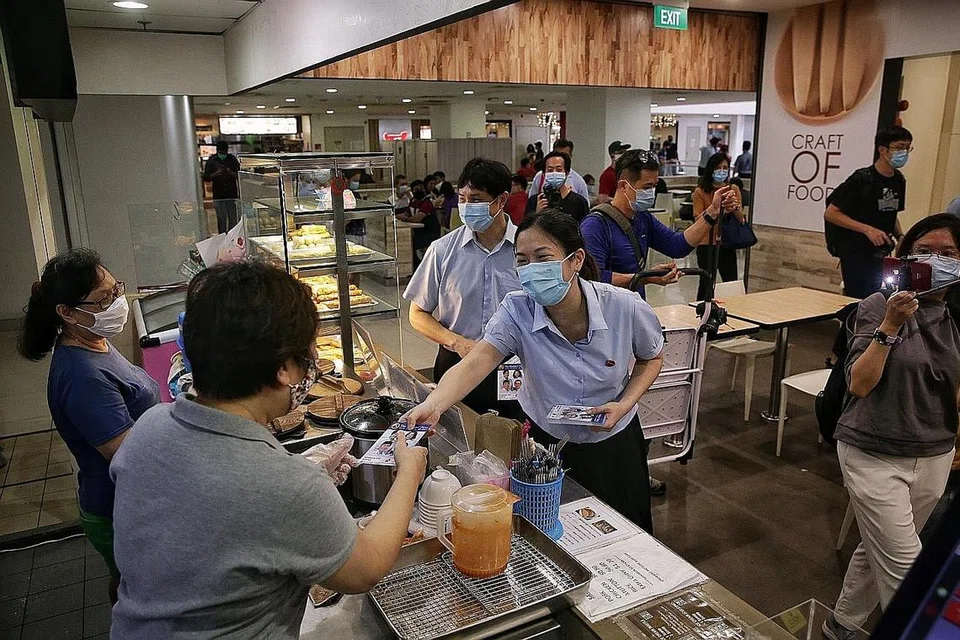 DEMI KEPENTINGAN PENDUDUK: Calon WP bagi GRC Sengkang, Cik He Ting Ru, mengagihkan risalah di sebuah pusat makanan di Rivervale Plaza semalam. Mengenai pengurusan majlis bandaran, Cik He berkata pihaknya akan sentiasa bertindak demi kepentingan penduduk. 