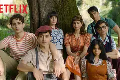 ‘THE ARCHIES’: Anak cucu bintang filem Bollywood terkenal turut menjayakan filem untuk Netflix ini. Mereka termasuk anak Shah Rukh Khan, Suhana Khan (barisan pertama, paling kanan); anak Boney Kapoor dan Sridevi, Khushi Kapoor (empat dari kiri) dan cucu Amitabh Bachchan, Agastya Nanda (kiri).