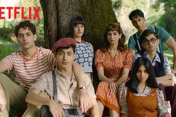 ‘THE ARCHIES’: Anak cucu bintang filem Bollywood terkenal turut menjayakan filem untuk Netflix ini. Mereka termasuk anak Shah Rukh Khan, Suhana Khan (barisan pertama, paling kanan); anak Boney Kapoor dan Sridevi, Khushi Kapoor (empat dari kiri) dan cucu Amitabh Bachchan, Agastya Nanda (kiri).