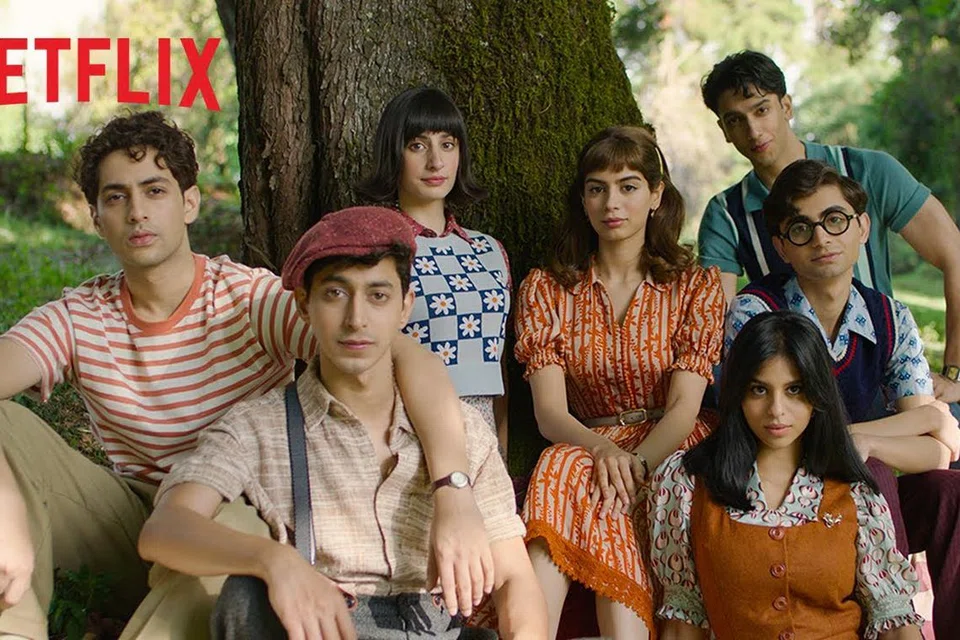 ‘THE ARCHIES’: Anak cucu bintang filem Bollywood terkenal turut menjayakan filem untuk Netflix ini. Mereka termasuk anak Shah Rukh Khan, Suhana Khan (barisan pertama, paling kanan); anak Boney Kapoor dan Sridevi, Khushi Kapoor (empat dari kiri) dan cucu Amitabh Bachchan, Agastya Nanda (kiri).