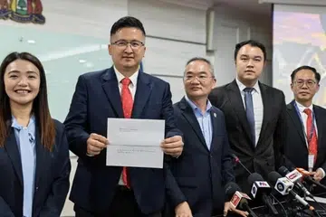 Pengerusi Parti Tindakan Demokratik (DAP) Melaka, Encik Khoo Poay Tiong (tengah) pada sidang media khas yang turut dihadiri empat Ahli Dewan Undangan Negeri (Adun) DAP iaitu Adun Kesidang, Encik Allex Seah Shoo Chin (dua dari kiri); Adun Ayer Keroh, Encik Kerk Chee Yee (dua dari kanan); Adun Kota Laksamana, Encik Low Chee Leong (kanan sekali); serta Adun Banda Hilir, Cik Leng Chau Yen.