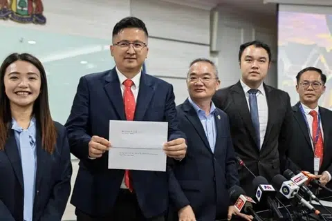 Pengerusi Parti Tindakan Demokratik (DAP) Melaka, Encik Khoo Poay Tiong (tengah) pada sidang media khas yang turut dihadiri empat Ahli Dewan Undangan Negeri (Adun) DAP iaitu Adun Kesidang, Encik Allex Seah Shoo Chin (dua dari kiri); Adun Ayer Keroh, Encik Kerk Chee Yee (dua dari kanan); Adun Kota Laksamana, Encik Low Chee Leong (kanan sekali); serta Adun Banda Hilir, Cik Leng Chau Yen.