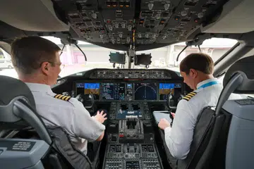 KONSEP BARU: Juruterbang menggunakan ekoDemonstrator Explorer Boeing 787-10 semasa penerbangan percubaan pada Rabu.