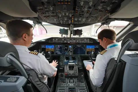 KONSEP BARU: Juruterbang menggunakan ekoDemonstrator Explorer Boeing 787-10 semasa penerbangan percubaan pada Rabu.
