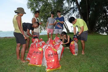 TINGKAT KESEDARAN: Bagi membangunkan masyarakat yang bersemangat mengurangkan sampah bandar dan meningkatkan kesedaran tentang isu ini, pasukan Stridy menganjurkan sesi pembersihan di tempat-tempat seperti Taman East Coast.