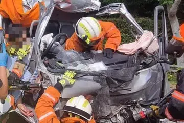 HANCUR MUSNAH: Sebuah lori remuk ekoran kemalangan melibatkan lori tersebut dan satu trak pada Rabu. 