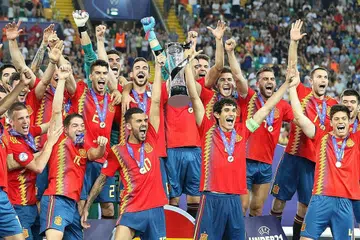 KEKALKAN KEJUARAAN: Pasukan Sepanyol bawah 21 tahun meraih kemenangan mereka dalam merangkul piala Kejohanan Eropah U21 buat rekod kali kelima selepas berjaya menewaskan Jerman 2-1 kelmarin. - Foto EPA-EFE