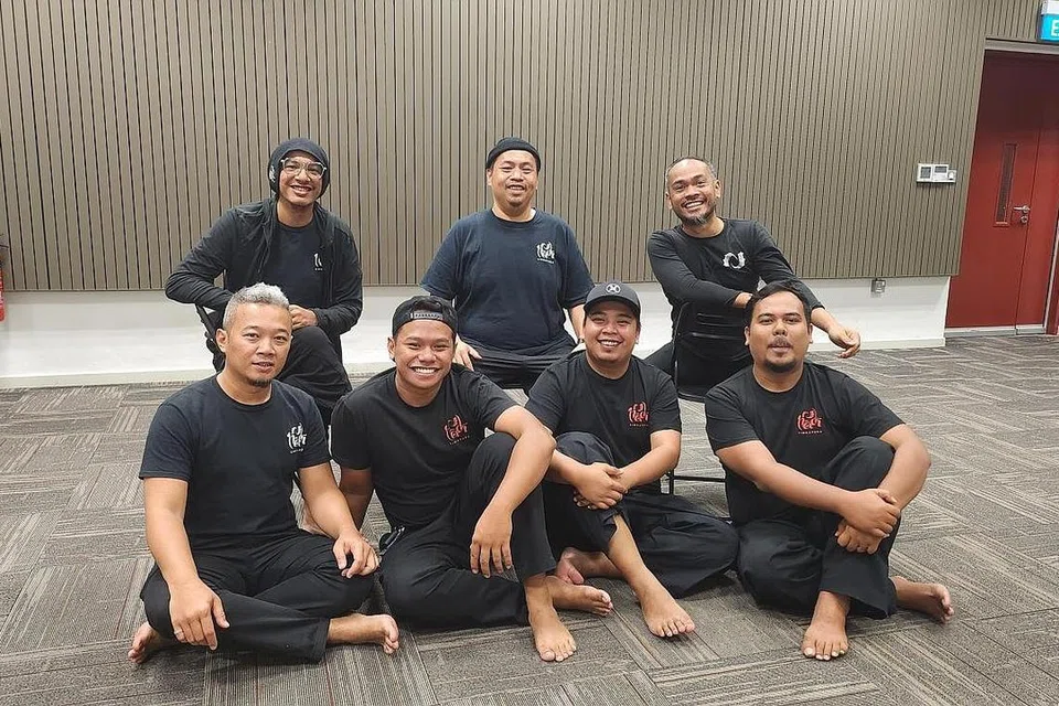 PELAPIS DAPAT KEPERCAYAAN: Enam pelapis dari kumpulan generasi baru Nadi Singapura dipilih untuk merealisasikan karya baru di pentas minggu depan disokong oleh Pengarah Kreatif, Riduan Zalani (barisan belakang, paling kanan). - Foto-Foto BH oleh RUBIAH MOHD