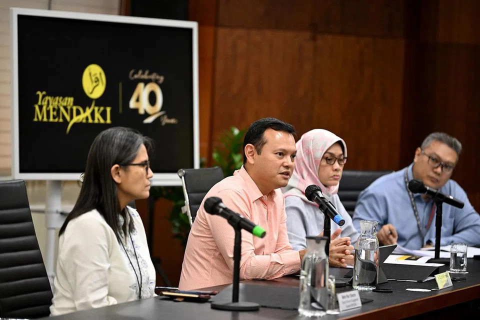 CATAT KEMAJUAN: (Dari kiri) Cik Nur Sharon Mohd Zaini, Timbalan Pengarah Kumpulan Pendekatan, Yayasan Mendaki dan Pegawai Bertanggungjawab Kedua Keseluruhan bagi Jawatankuasa Penganjur Raikan Ilmu 2022; Encik Zaqy; Cik Zuraidah Abdullah, Ketua Pegawai Eksekutif Yayasan Mendaki; dan Encik Hisham Hasim, Timbalan Pengarah Perhubungan, Yayasan Mendaki dan Pegawai Bertanggungjawab Keseluruhan Jawatankuasa Penganjur Raikan Ilmu 2022, hadir di sidang media yang diadakan di Wisma Mendaki semalam. - Foto BH oleh LIM YAOHUI