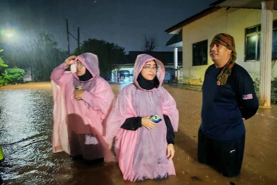 Calon Parti Ikatan Demokratik Malaysia (Muda) bagi kerusi Dewan Undangan Negeri (DUN) Puteri Wangsa, Cik Rashifa Aljunied (tengah), semasa kejadian banjir pada Mac 2025.