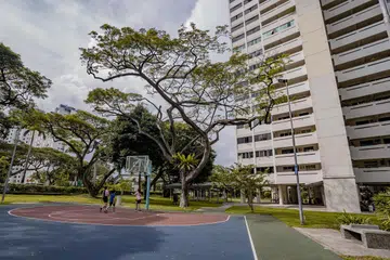 RUANG BERSAMA: Ruang yang dikongsi bersama, seperti gelanggang bola keranjang di tengah-tengah sekumpulan flat di kawasan Marine Crescent ini menyediakan kemudahan kepada penduduk berkumpul, bermain dan berinteraksi bersama. Namun pengguna perlu menghormati peraturan dan juga sedar tentang penduduk di sekeliling yang mungkin terganggu dengan bunyi bising.