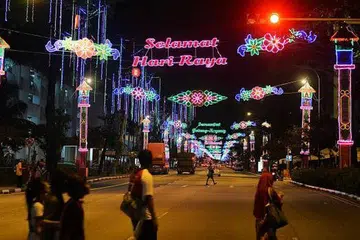 HIDUPKAN SEMULA SEMANGAT KAMPUNG: Hiasan lampu warna-warni sepanjang 2.3 kilometer di sekitar kawasan Geylang Serai menawarkan pelbagai kegiatan untuk menghidupkan semula suasana kampung dan mempamerkan keunikan sambutan raya di Singapura. - Foto KHALID BABA