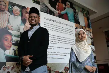 PENGGIAT AKTIF: Encik Muhammad Ashraf Yusoff Subri dan Cik Aisyah Aminah Shamsuria menekankan pentingnya usaha silang agama dalam negara berbilang kepercayaan seperti Singapura, dan bahawa ia sebenarnya sejajar dengan ajaran Islam. - Foto BM oleh NG SOR LUAN