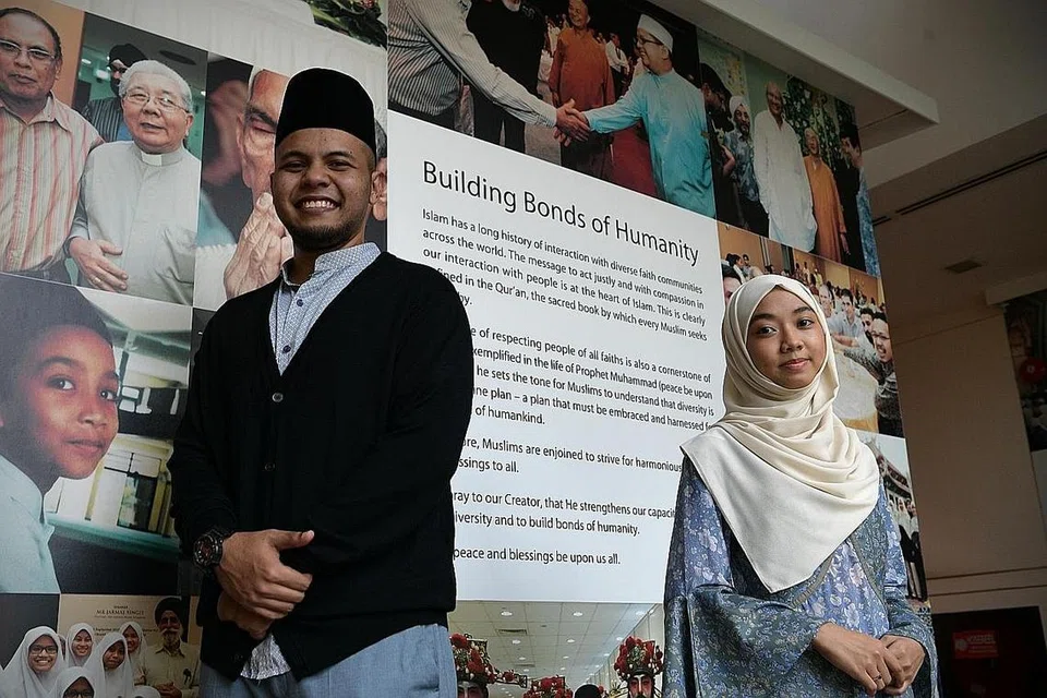 PENGGIAT AKTIF: Encik Muhammad Ashraf Yusoff Subri dan Cik Aisyah Aminah Shamsuria menekankan pentingnya usaha silang agama dalam negara berbilang kepercayaan seperti Singapura, dan bahawa ia sebenarnya sejajar dengan ajaran Islam. - Foto BM oleh NG SOR LUAN