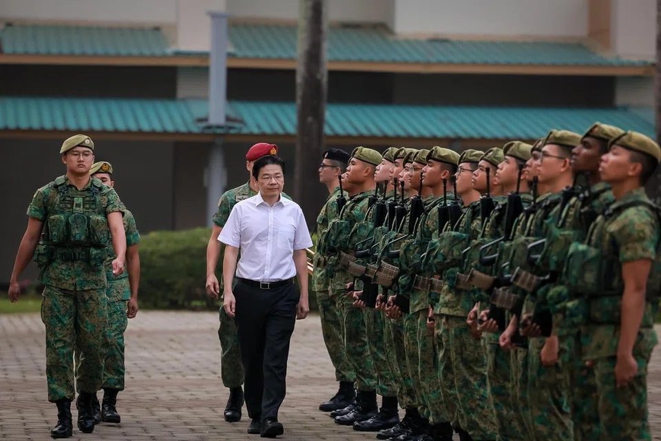 Perdana Menteri, Encik Lawrence Wong, disambut pengawal istiadat seramai 24 orang askar semasa mengunjungi Pusat Latihan Asas Tentera (BMTC) di Pulau Tekong pada 27 Ogos. 