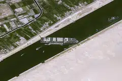 TERKANDAS DI TENGAH TERUSAN: Gambar satelit menunjukkan kapal kontena, Ever Given, terkandas di Terusan Suez, Mesir. - Foto EPA-EFE
