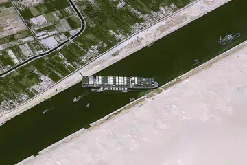 TERKANDAS DI TENGAH TERUSAN: Gambar satelit menunjukkan kapal kontena, Ever Given, terkandas di Terusan Suez, Mesir. - Foto EPA-EFE