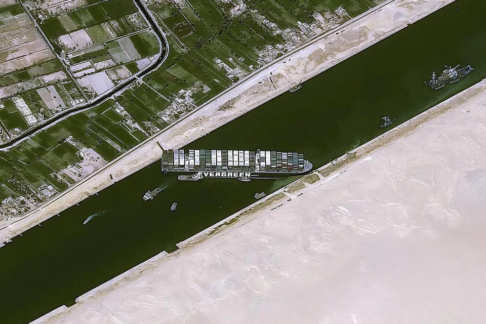 TERKANDAS DI TENGAH TERUSAN: Gambar satelit menunjukkan kapal kontena, Ever Given, terkandas di Terusan Suez, Mesir. - Foto EPA-EFE