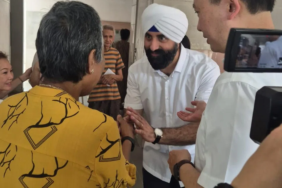 Bekas pelajar Institut Pendidikan Teknikal (ITE) yang kini peguam, serta rakan kongsi di firma guaman, Tito Isaac & Co, Encik Kawal Pal Singh, menyertai lawatan Parti Tindakan Rakyat (PAP) ke Toa Payoh sambil berkongsi kisah peribadi beliau serta soal ketabahan dan keinginan untuk berkhidmat.