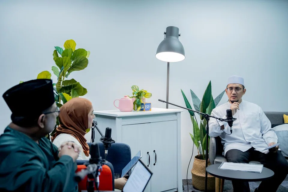 Timbalan Mufti, Dr Izal Mustafa Kamar (kanan), membincangkan tema Ramadan ‘Bina Keyakinan, Pupuk Kebijaksanaan’ dalam sesi rakaman podcast #NoTapis di bilik berita Berita Harian dengan hos, Penerbit Podcast, Cik Natasha Mustafa dan Koresponden BH, Encik Anwar Saleh.