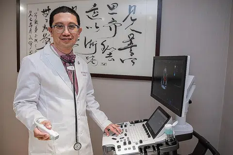 TUKAR ANGIN: Meskipun tidak lagi berkhidmat dengan Hospital Raffles, pakar jantung, Profesor Madya Dr Abdul Razakjr Omar, tetap meletakkan pesakit di tangga utama dengan peralihan beliau ke Specialist Care Group. - Foto BH oleh NUR DIYANA TAHA