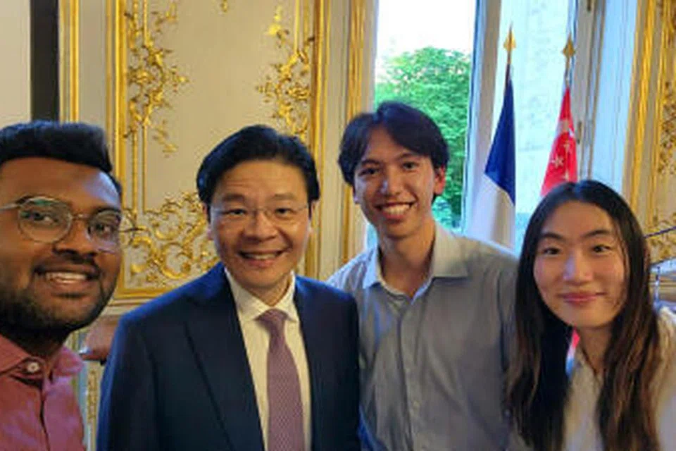 Encik Wong (dua dari kiri) bersama (dari kiri) Encik Vignesh Kumaravel, Encik Leroy Koh dan Cik Chien Shi Yun semasa majlis resepsi untuk warga Singapura di luar negara di Paris, di Hotel Le Marois pada 11 April. 