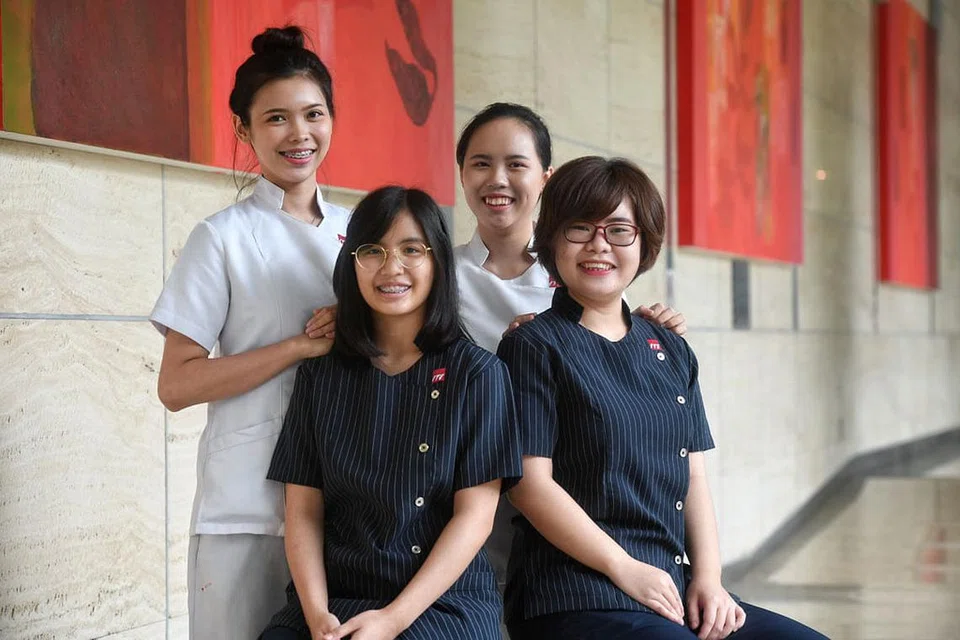 BERBAKAT: (Duduk, dari kiri) Cik Nur Ainin Sufia Ahmad Johan dan Cik Candy Seah bersama (berdiri dari kanan) Cik Joleen Tan dan Cik Low Yu Xuan merupakan pelajar ITE Kolej East dalam jurusan fesyen dan rekaan rambut, dan kecantikan dan kesejahteraan yang terlibat dalam kerjasama dengan 'Berita Harian' bagi rancangan 'The BM Show'. 
