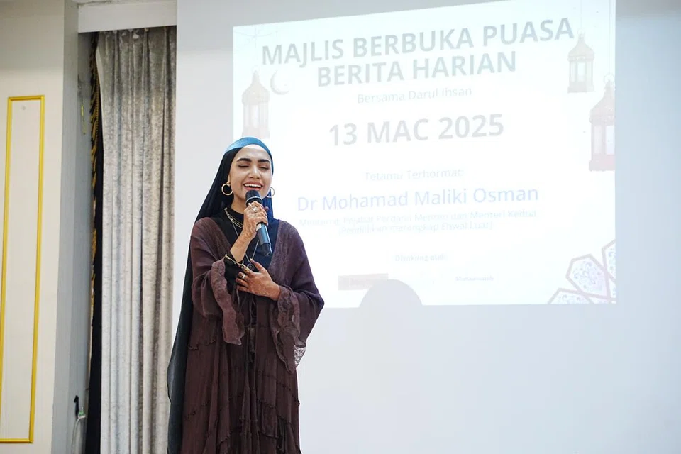 Penyanyi dan penggubah lagu tempatan, Shazza, telah mendendangkan dua buah lagu kepada tetamu yang hadir di Red Velvet Ballroom, Village Hotel Bugis.