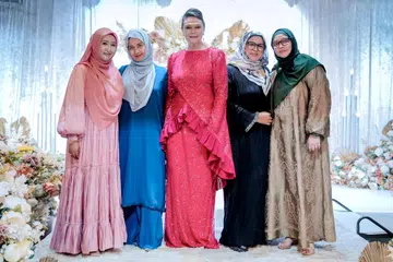 Para usahawan wanita bergabung demi amal di De Hall. (Dari kiri)  Pengasas Women Empowerment Singapore, Cik Hafizah Nijam Mohamed, Datin Diyana Halik, Datuk Khadijah Ibrahim, Cik Fatimah Mohsin dan Cik Nazriah Abdul Karim.