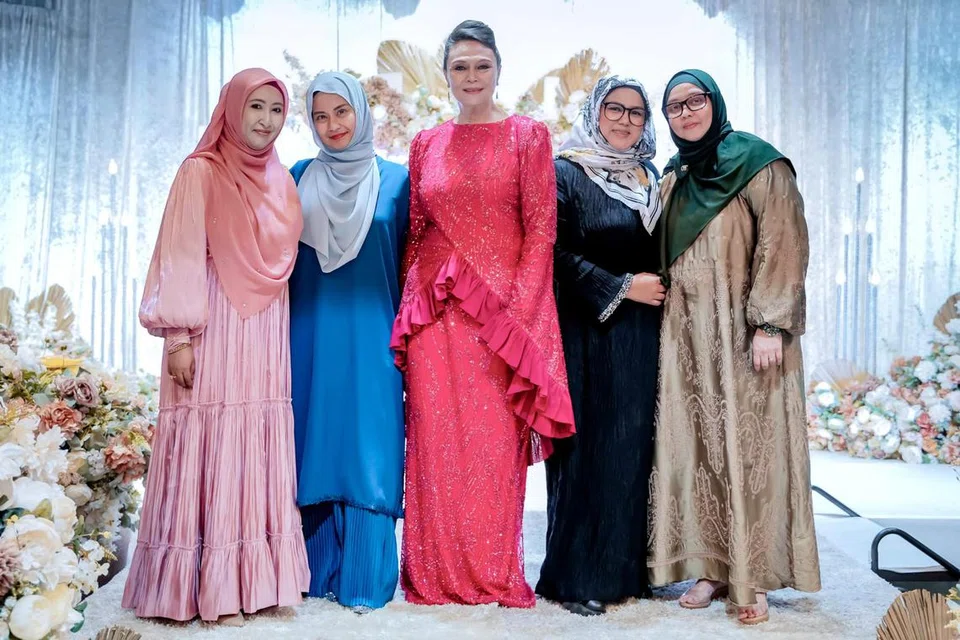 Para usahawan wanita bergabung demi amal di De Hall. (Dari kiri)  Pengasas Women Empowerment Singapore, Cik Hafizah Nijam Mohamed, Datin Diyana Halik, Datuk Khadijah Ibrahim, Cik Fatimah Mohsin dan Cik Nazriah Abdul Karim.