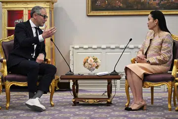 Ketua Pegawai Eksekutif, Formula Satu (F1), Stefano Domenicali (kiri), berbincang dengan Perdana Menteri Thailand, Cik Paetongtarn Shinawatra (kanan), semasa satu pertemuan di Bangunan Kerajaan di Bangkok pada 18 Mac 2025. Encik Domenicali berada di Bangkok bagi membincangkan kemungkinan penganjuran perlumbaan F1 di ibu kota Thailand.