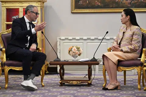Ketua Pegawai Eksekutif, Formula Satu (F1), Stefano Domenicali (kiri), berbincang dengan Perdana Menteri Thailand, Cik Paetongtarn Shinawatra (kanan), semasa satu pertemuan di Bangunan Kerajaan di Bangkok pada 18 Mac 2025. Encik Domenicali berada di Bangkok bagi membincangkan kemungkinan penganjuran perlumbaan F1 di ibu kota Thailand.