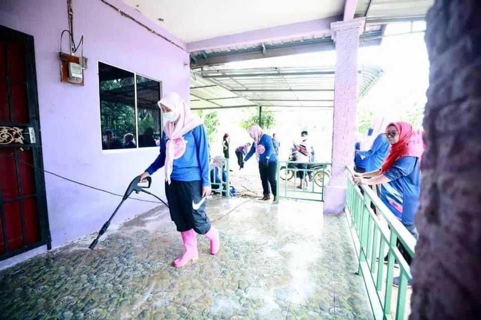 GANDING BAHU: Pascabanjir menyaksikan mangsa sibuk membersihkan kediaman yang dilanda banjir sambil dibantu petugas sukarelawan di Johor.