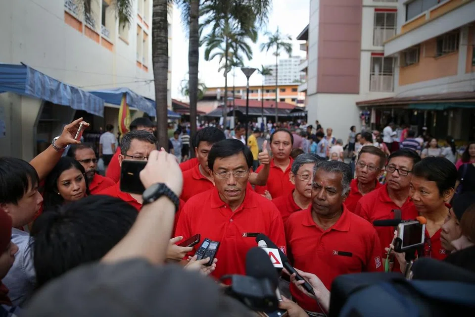 Dr Chee bertemu media pagi tadi di Bukit Batok West Avenue 6. FOTO: ST