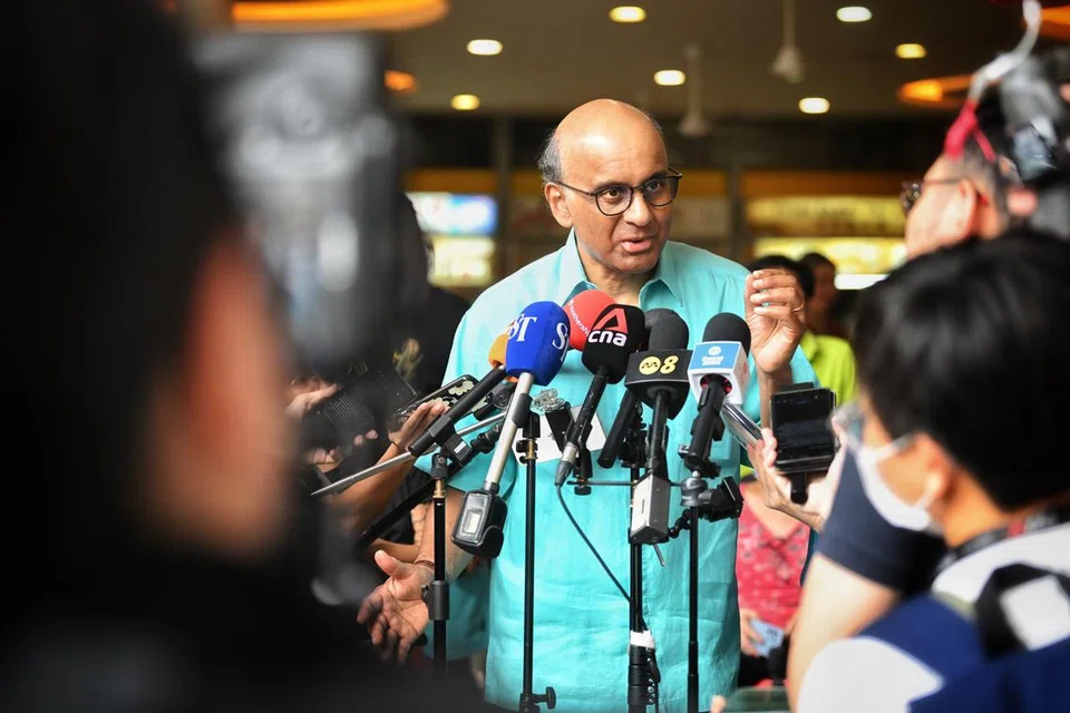 TEMU MEDIA: Calon Pilihan Raya Presiden, Encik Tharman Shanmugaratnam, ditemui media selepas lawatannya di Pasar Tiong Bahru pada Sabtu pagi.