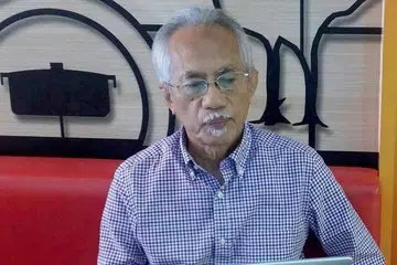 SASAR KELUARGA DIRAJA: Datuk A. Kadir Jasin berkata Ketua Polis Negara baru Datuk Seri Abdul Hamid Bador perlu membuka semula kertas siasatan ke atas Mados Sdn Bhd, "yang telah dibekukan" dan "tertutup" tetapi tidak memberi perincian lanjut. - Foto A KADIR JASIN/FACEBOOK