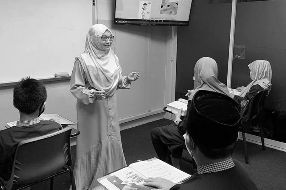 TENAGA PENGAJAR BERTAULIAH: Para asatizah yang mengajar di pusat pengajian Islam Andalus bertauliah dengan latar belakang pelbagai universiti Islam dan mempunyai sijil kelayakan Skim Pengiktirafan Asatizah (ARS). - Foto ANDALUS