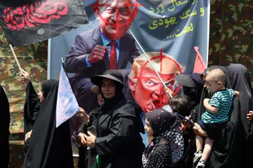 Rakyat Iran berjalan melepasi sepanduk anti-Presiden Amerika Syarikat, Donald Trump, dan Perdana Menteri Israel, Benjamin Netanyahu, ketika sambutan Hari Arbaeen di ibu negara Tehran. Arbaeen menandakan berakhirnya tempoh 40 hari selepas Hari Asyura yang memperingati kesyahidan Imam Hussein di Karbala. Sambutan kali ini berlangsung ketika Iran meneruskan rundingan bersama Oman, Qatar dan Amerika Syarikat berhubung pembukaan semula Selat Hormuz, dengan Teheran menegaskan mahu mengekalkan pengaruhnya ke atas laluan perkapalan strategik itu.