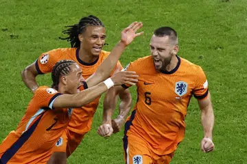 Stefan de Vrij (kanan) dari Belanda meraikan gol bersama Nathan Ake (tengah) dan Xavi Simons (kiri)