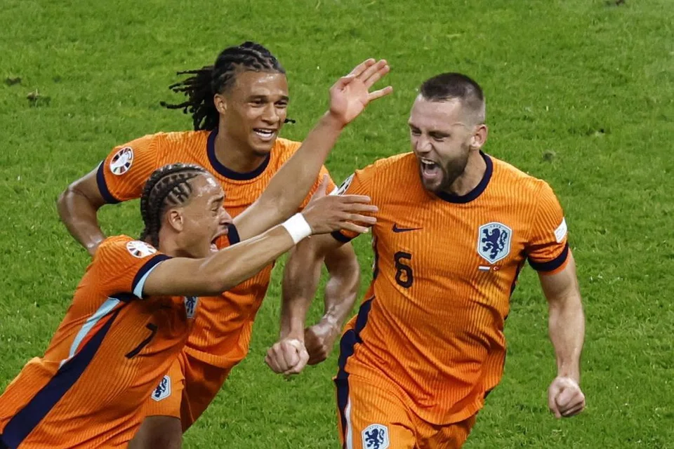 Stefan de Vrij (kanan) dari Belanda meraikan gol bersama Nathan Ake (tengah) dan Xavi Simons (kiri)