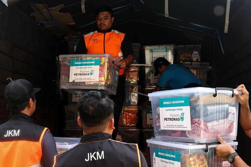 HULUR BANTUAN: Kakitangan Jabatan Kebajikan Masyarakat (JKM) memindahkan sumbangan paket Prihatin untuk diagihkan kepada 1,500 keluarga yang terjejas akibat banjir sekitar negeri kelantan ketika tinjauan di Pusat Pemindahan Sementara (PPS) SK Gual Tinggi pada 4 Disember. 
Setiap keluarga menerima sumbangan Pakej Prihatin merangkumi keperluan asas seperti selimut, tuala mandi, biskut, makanan sedia dimakan, peralatan mandian, ubat gigi, berus gigi dan air mineral. 