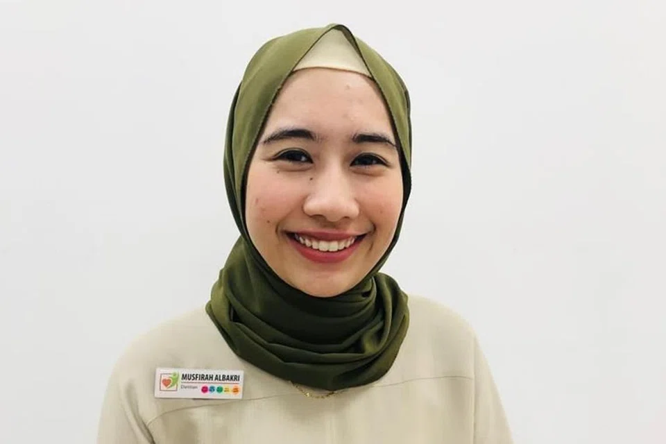 NASIHAT BERPUASA: Menurut pakar diet Hospital Masyarakat Sengkang, Cik Musfirah Albakari, orang berpuasa boleh mengamalkan minum secawan air setiap beberapa jam selepas berbuka walaupun tidak berasa dahaga bagi mengelakkan dehidrasi. - Foto HOSPITAL MASYARAKAT SENGKANG