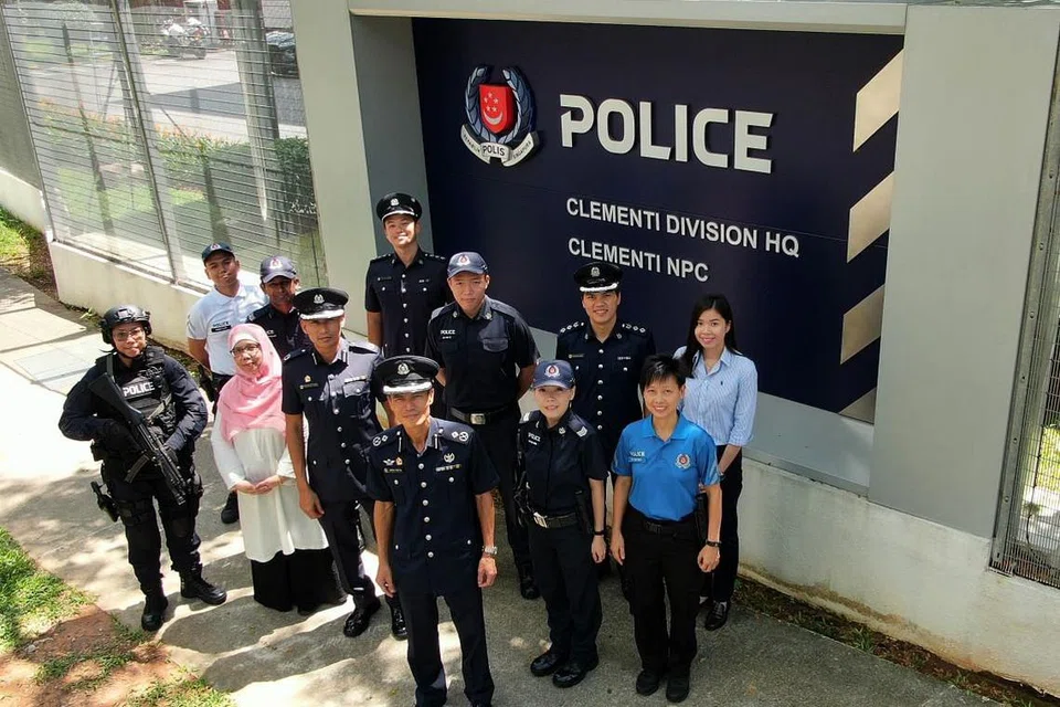 Komander Divisyen Clementi, Penolong Pesuruhjaya Polis Jarrod Pareira (depan) bersama kakitangan berseragam dan sivilian, serta pegawai Konstabel Khas Sukarela (VSC). FOTO: DIVISYEN POLIS CLEMENTI