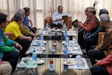 Perdana Menteri Malaysia yang juga Presiden Parti Keadilan Rakyat (PKR), Datuk Seri Anwar Ibrahim (tengah), semasa pertemuan dengan pimpinan PKR Sarawak.