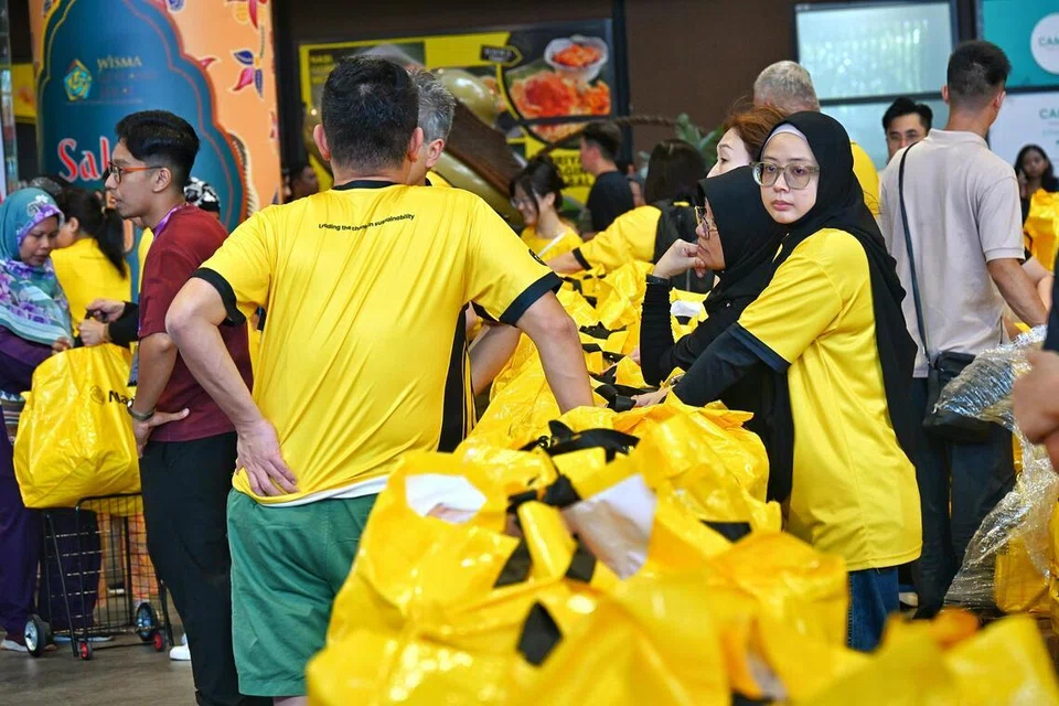 Sekitar 700 benefisiari hadir di Wisma Geylang Serai untuk mengambil pek makanan Ramadan Kasih pada 8 Februari.