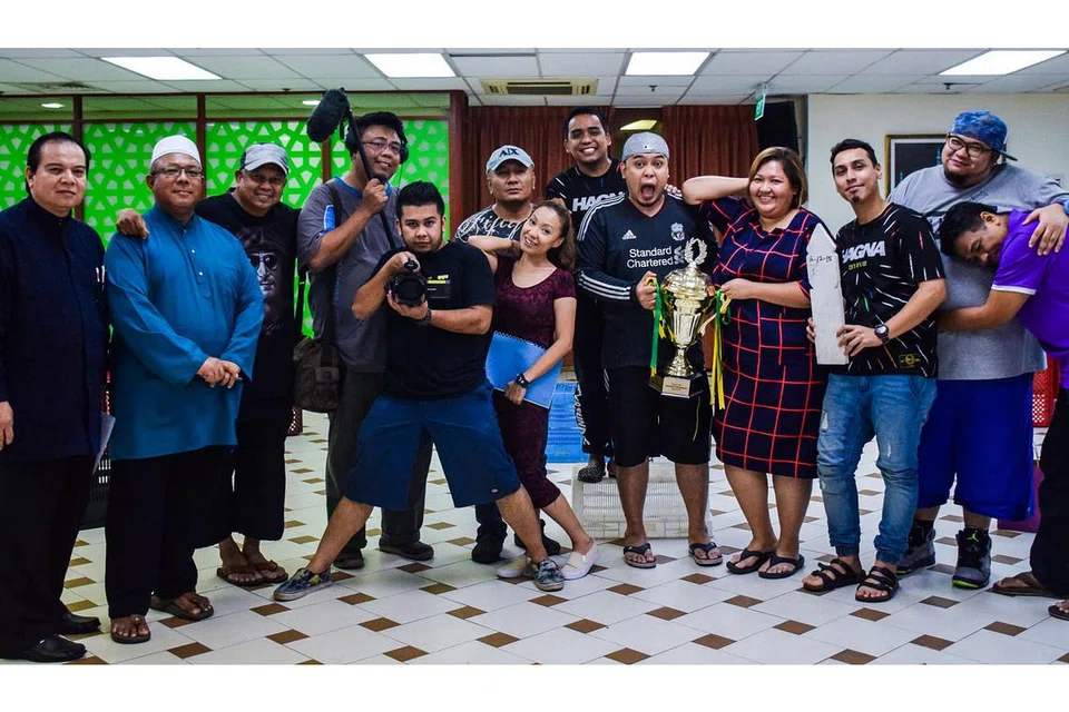 TEATER KOMEDI DAKWAH: Antara barisan pelakon tempatan teater komedi dakwah 'Keramat Bernisan Tiga Suku' semasa sesi latihan pada Ahad lalu di Jamiyah Singapura temasuk (dari kiri) Ustaz Ahmad Dahri, Ustaz Haron Akhtar dan pengarah Husin Saaban. - Foto IMAN ALI F