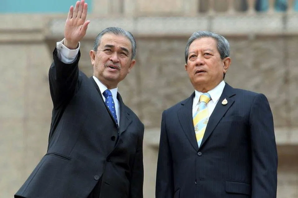 Gambar kenangan mantan Perdana Menteri kelima Malaysia, Allahyarham Tun Abdullah Ahmad Badawi (kiri), menunjukkan panorama Putrajaya kepada rakan sejawatnya dari Thailand, Jeneral Surayud Chulanont, yang membuat kunjungan hormat ke Jabatan Perdana Menteri pada 18 Oktober 2006.