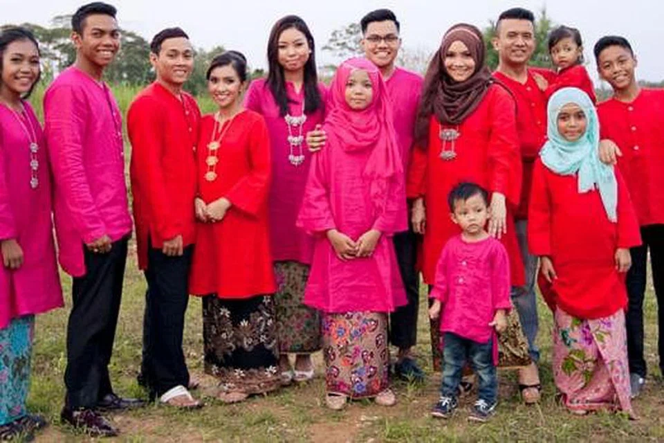 KINI SUDAH AMAN MENERUSKAN KEHIDUPAN DAN JALANKAN PERNIAGAAN DALAM TALIAN: Cik Sazlina (bertudung coklat), dengan anak-anak, suaminya (mendukung anak mereka), seorang menantu dan dua tunang anak-anaknya. - Foto ihsan SAZLINA TAMRON