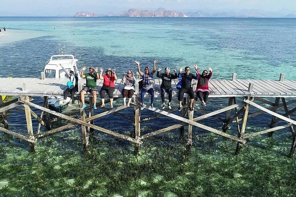 MENYELAM DI PUALAU KANAWA: Pulau Kanawa mempunyai banyak batu karang dan ikan-ikan berwarna-warni di perairannya. 