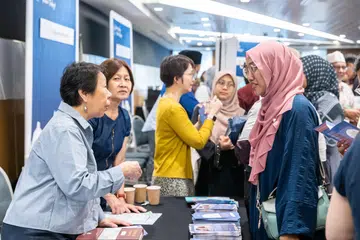 Pegawai Syarikat Amanah Keperluan Khas (SNTC) memberi penerangan kepada para pengunjung Perkampungan Legasi 2024 mengenai peranan SNTC dalam menyokong keluarga merancang masa depan yang terjamin bagi ahli berkeperluan khas.